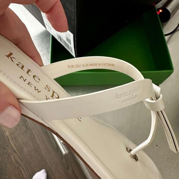 Kate Spade NWT and box KNOTT slide in parchment - Picture 3 of 6